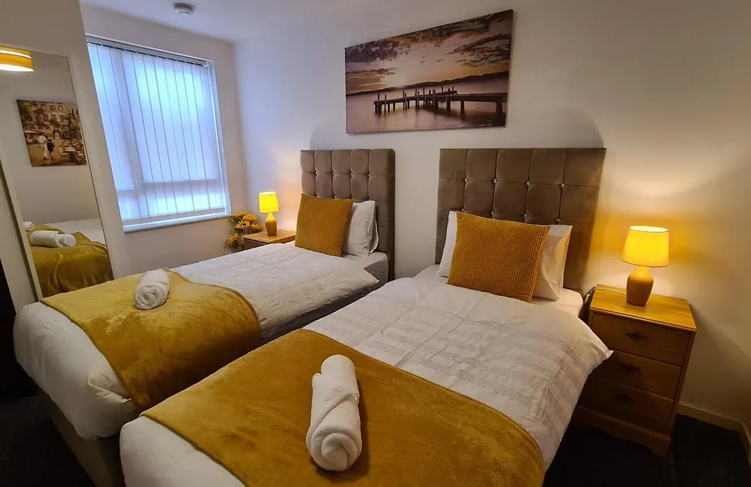 Cozy 2Bd & 1Ba City Centre Luxury With Free Parking-1