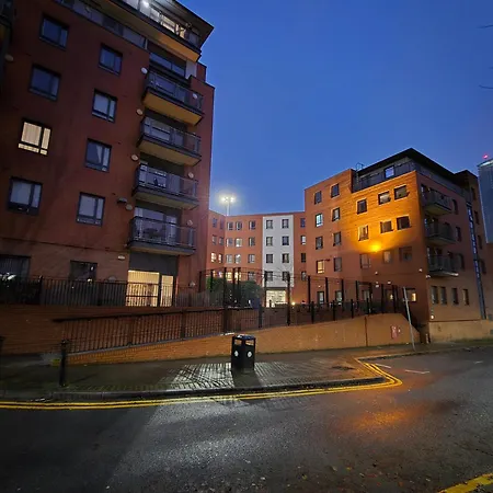 Cozy 2Bd & 1Ba City Centre Luxury With Free Parking-3