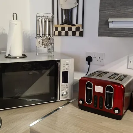 Cozy 2Bd & 1Ba City Centre Luxury With Free Parking-2